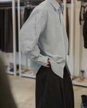 予約販売 | i’m here : - “TWIST” SLEEVE SHIRT ：Light Blue｜ツイストスリーブ／ダンガリー素材／立体袖／大幅袋縫い／カットラインの痕跡