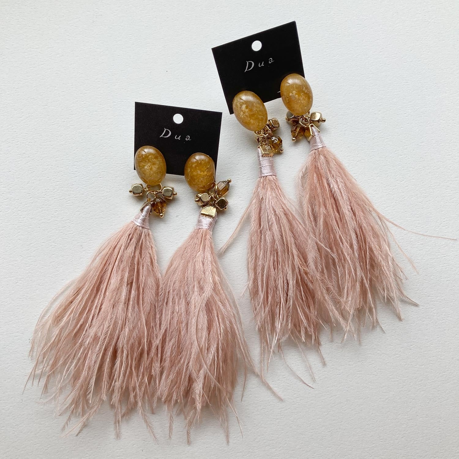 朝露柄チェコカボションとピンクファータッセルの〈ピアス/イヤリング〉 | Dua-アクセサリーパーツショップ
