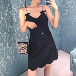 レディース ワンピース キャミソールワンピース キャミワンピ ミニワンピース 袖なし ノースリーブ 背中開き フェミニン リボン バックコンシャス かわいい 大人可愛い きれいめ シンプル カジュアル 上品 おしゃれ こなれ感 ガーリー エレガント 抜け感 ラブリー キュート セクシー 無地 春 夏 デート お出かけ お泊まり パーティー イベント レストラン 女子会 休日 高原 ホテル ガーデン ショッピング 合コン コンパ カフェ 普段使い 着回し モテ 清楚 S M L XL ゆったり 黒 ブラック