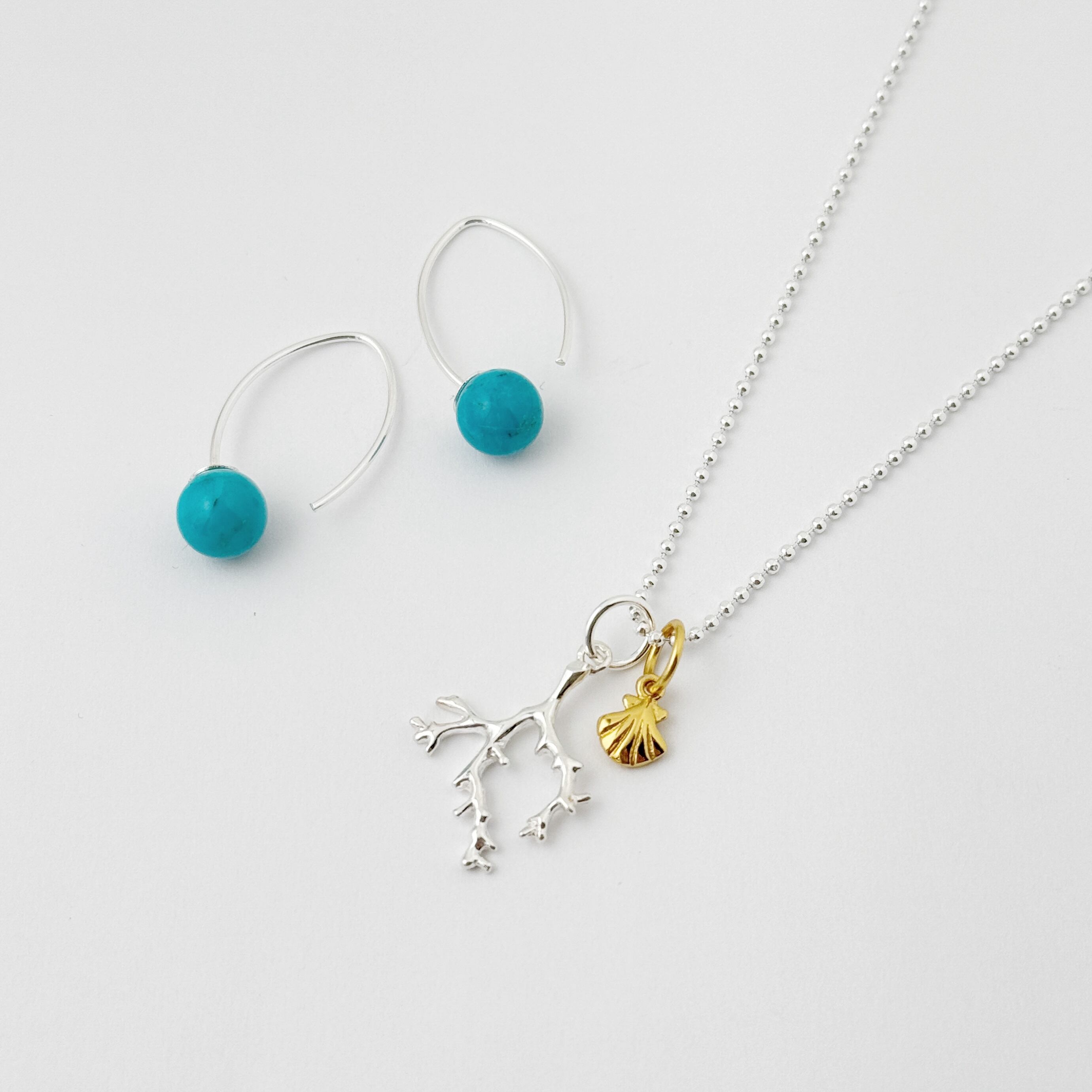 サンゴとリトルシェルのペンダント 重ね付け | Marea(マレア) byリトル