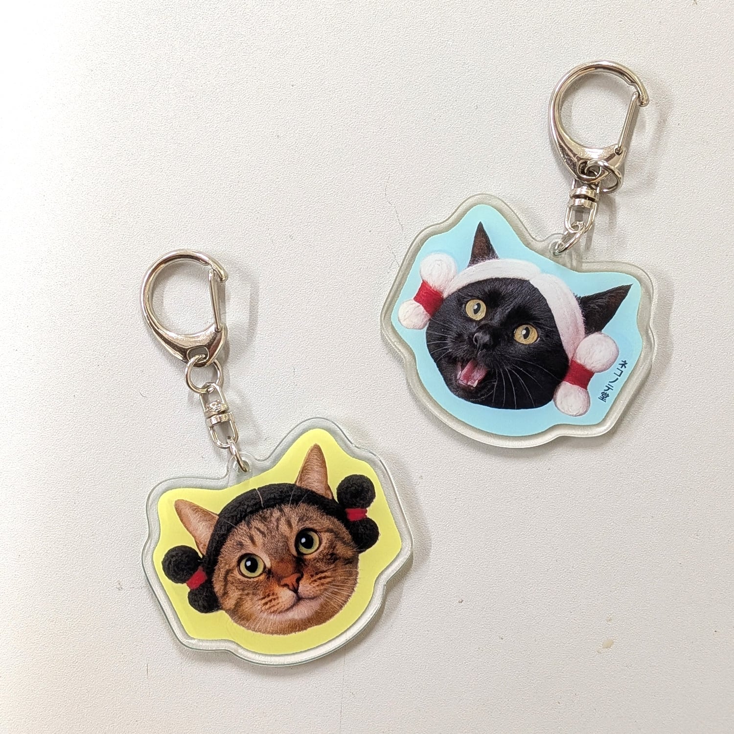両面みずら猫！！ キジトラと黒猫 アクリルキーホルダー | ネコノテ堂