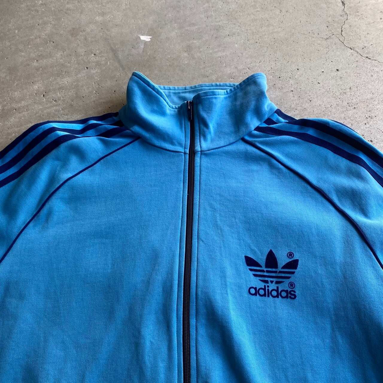 80年代 香港製 adidas アディダス トレフォイル ロゴ フロッキープリントトラックジャケット メンズL 古着 ジャージトレフォイルロゴ 80s  ヴィンテージ ビンテージ 水色 ブルー 青【ジャージ・トラックジャケット】【VTG】【AL2109】 | cave 古着屋【公式】古着通販サイト