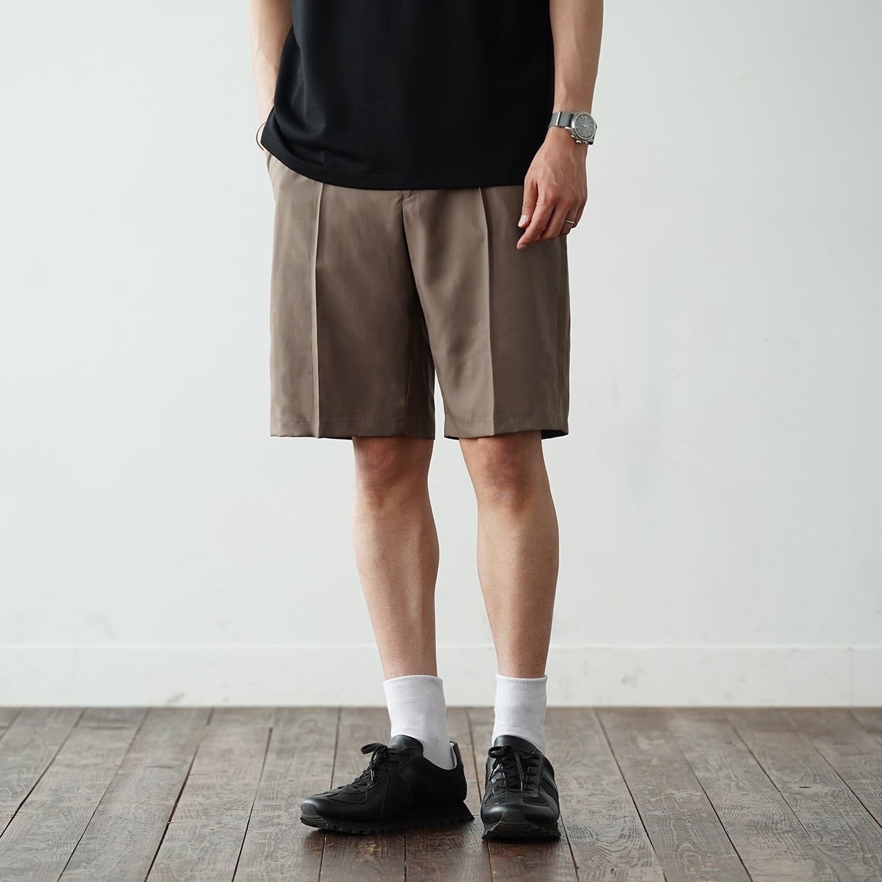 【新作】圧倒的な軽涼感と、洗練された大人の佇まいを醸す「尾州ウールショートパンツ」(SUPER160's)