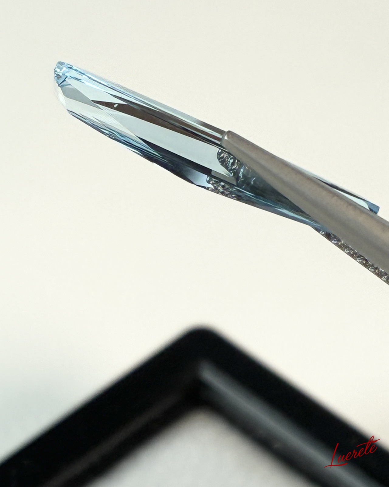 Natural Blue Topaz 2.4ct Baguette Cut Loose Gemstone 天然ブルートパーズ 2.4ct バゲットカット ルース【LE-0074】
