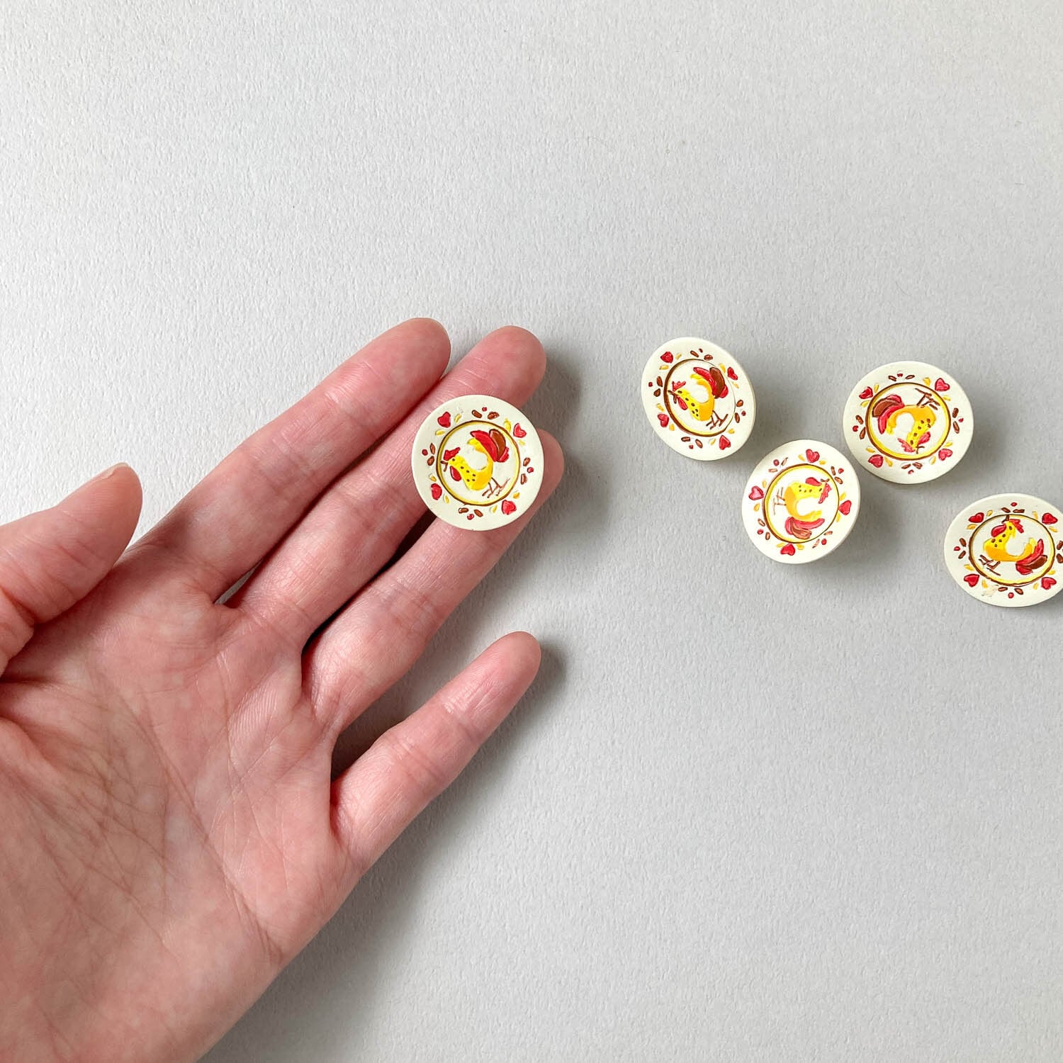 ニワトリ模様のお皿モチーフ UKボタン（24mm） | Dua-アクセサリー