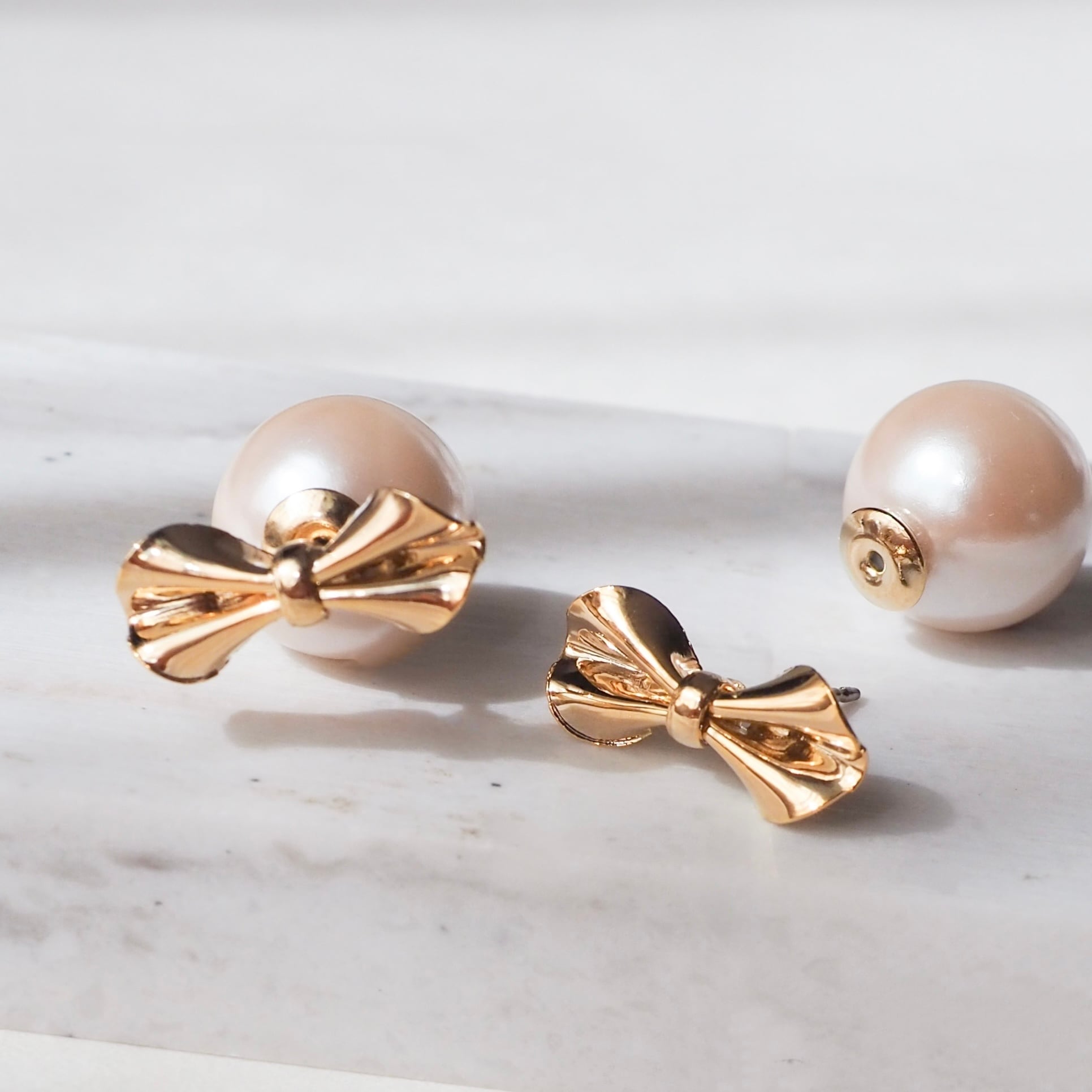 前後2way 大人かわいいリボンピアス パールキャッチ付き | MELEE