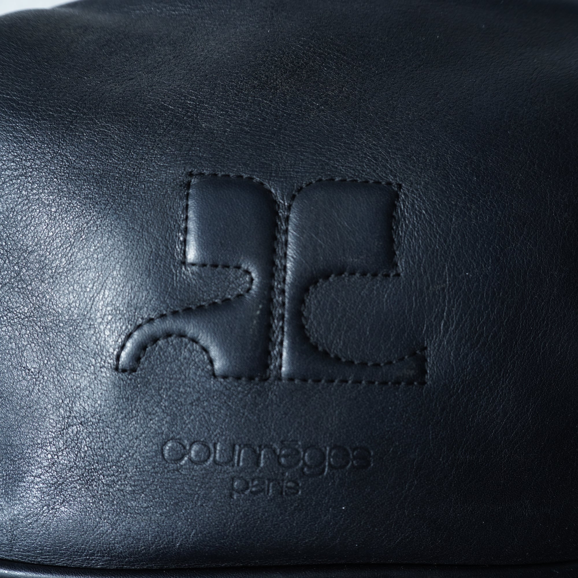 Courrèges】クレージュ エンボスロゴレザーショルダーバッグ black