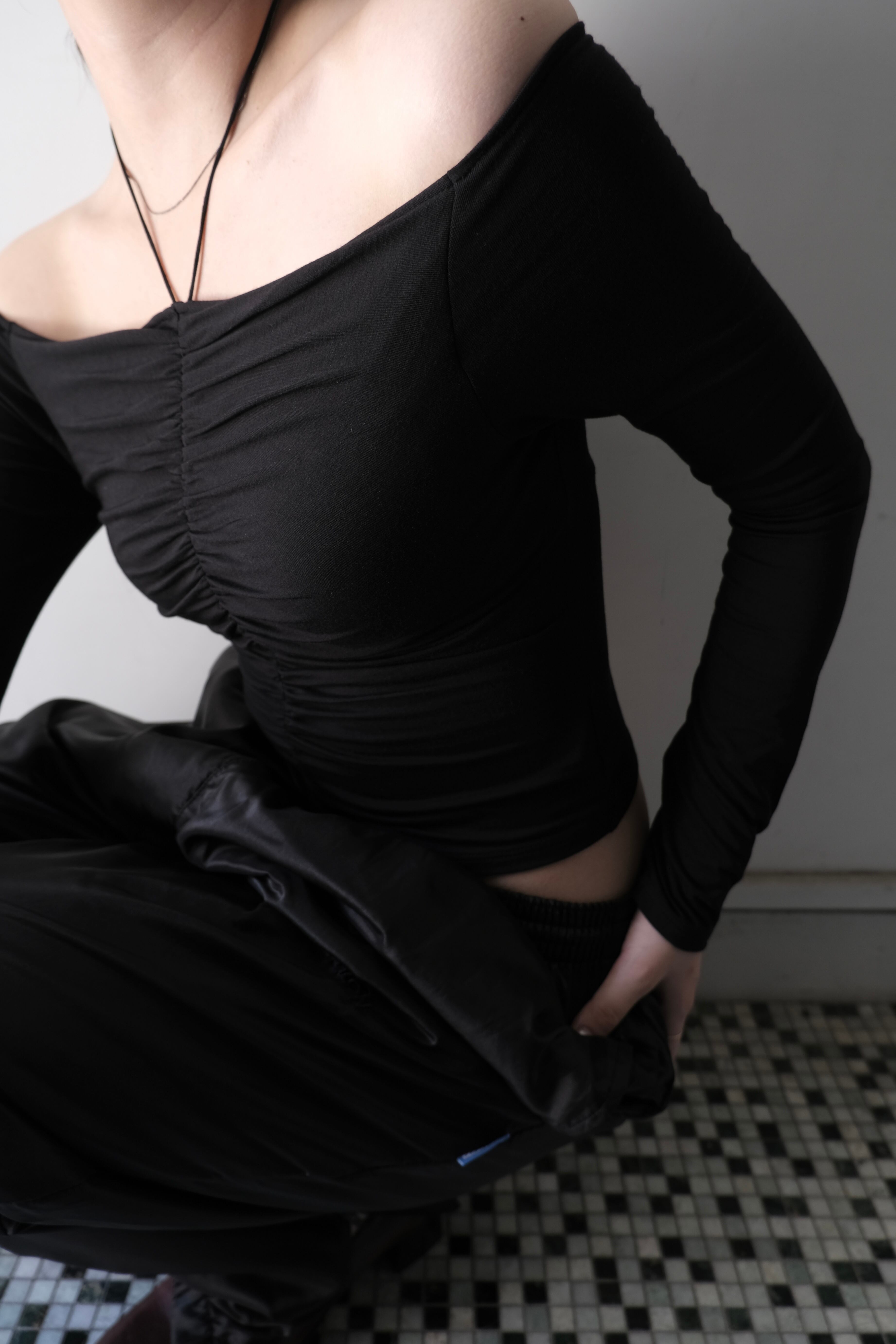 determ;】Gathered Off-shoulder Top | theour