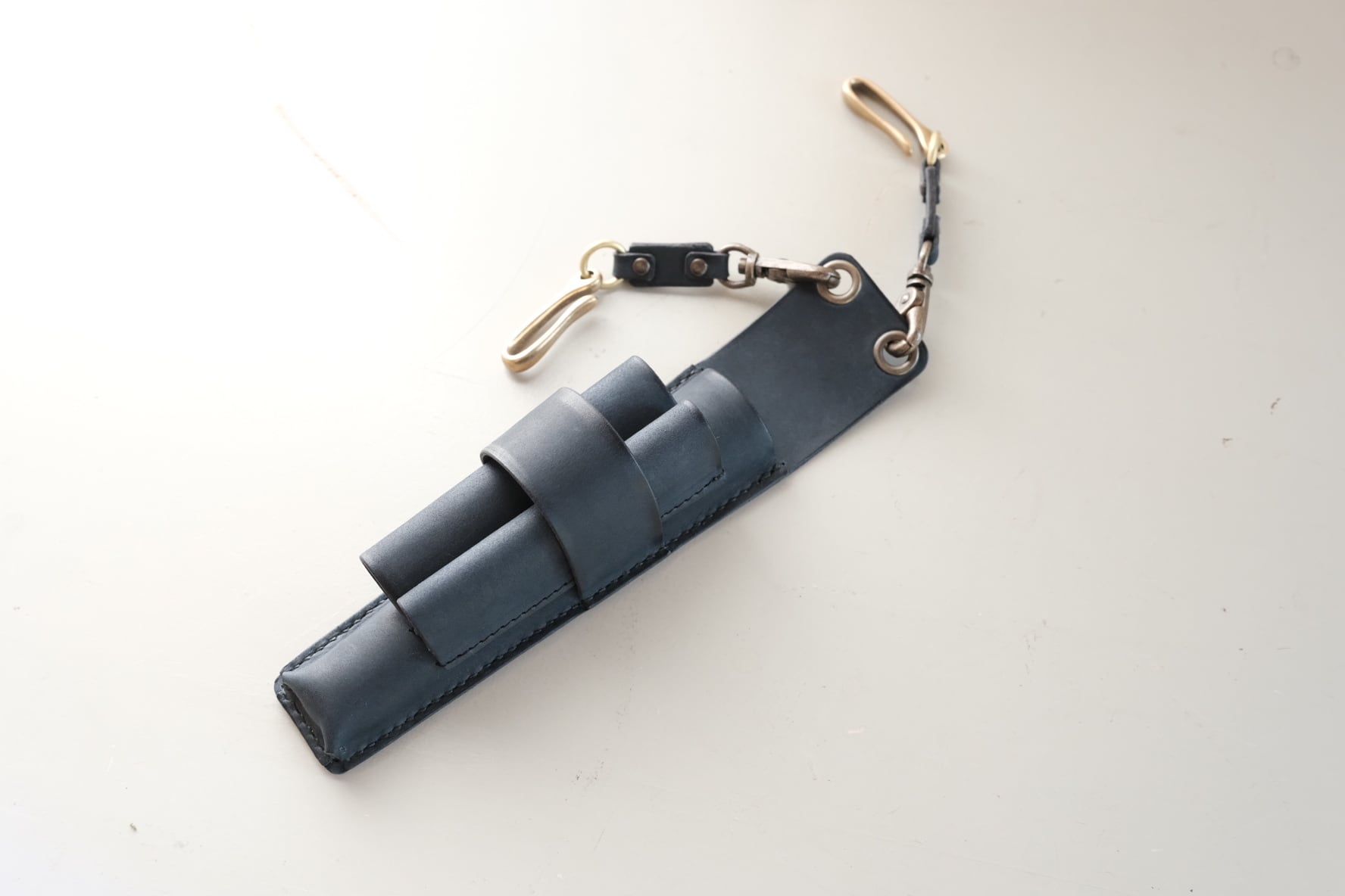 2丁差しのシンプルなネイビーの牛革シザーケース | 革製品の