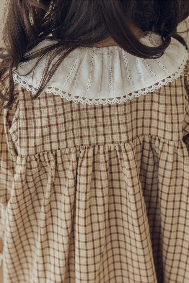 レースラッフル襟ワンピース〈Beige check〉