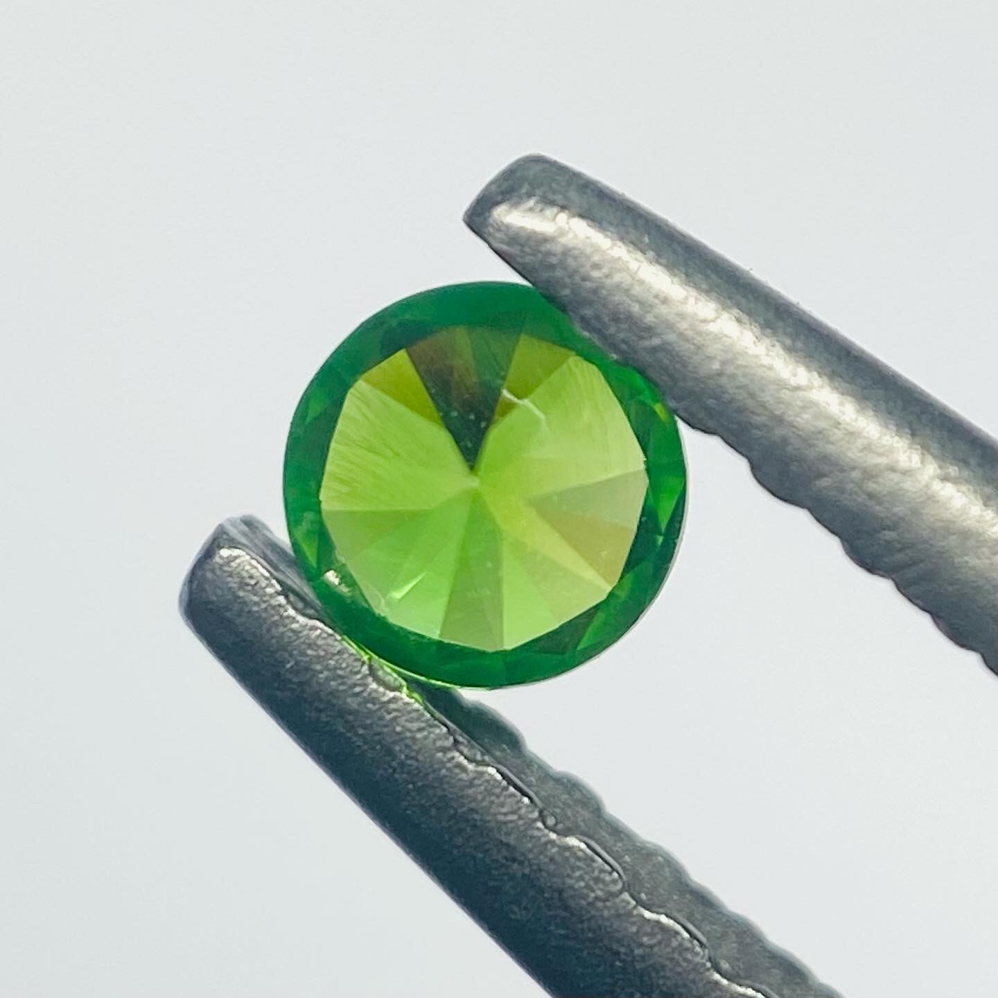 綺麗なホーステール入り ロシア産デマントイドガーネット