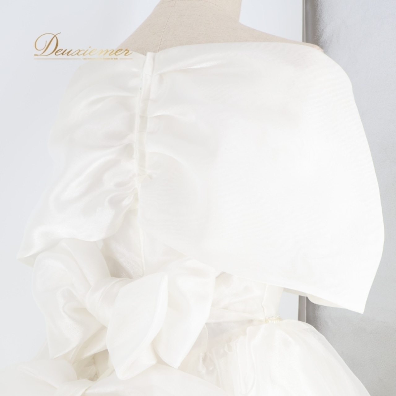 ウエディングドレス ドレス ワンピース 結婚式 ウェディング 白 日本製 リボン パール パーティ 発表会 チュール 無地 前撮り 衣装 ホワイト系 おしゃれ 上品 高級感 結婚式用ドレス シンプル ドレスアップ フォーマル 結婚式衣装 結婚パーティー 婚礼 ドレープデザインシルエット美しい ウエストリボン