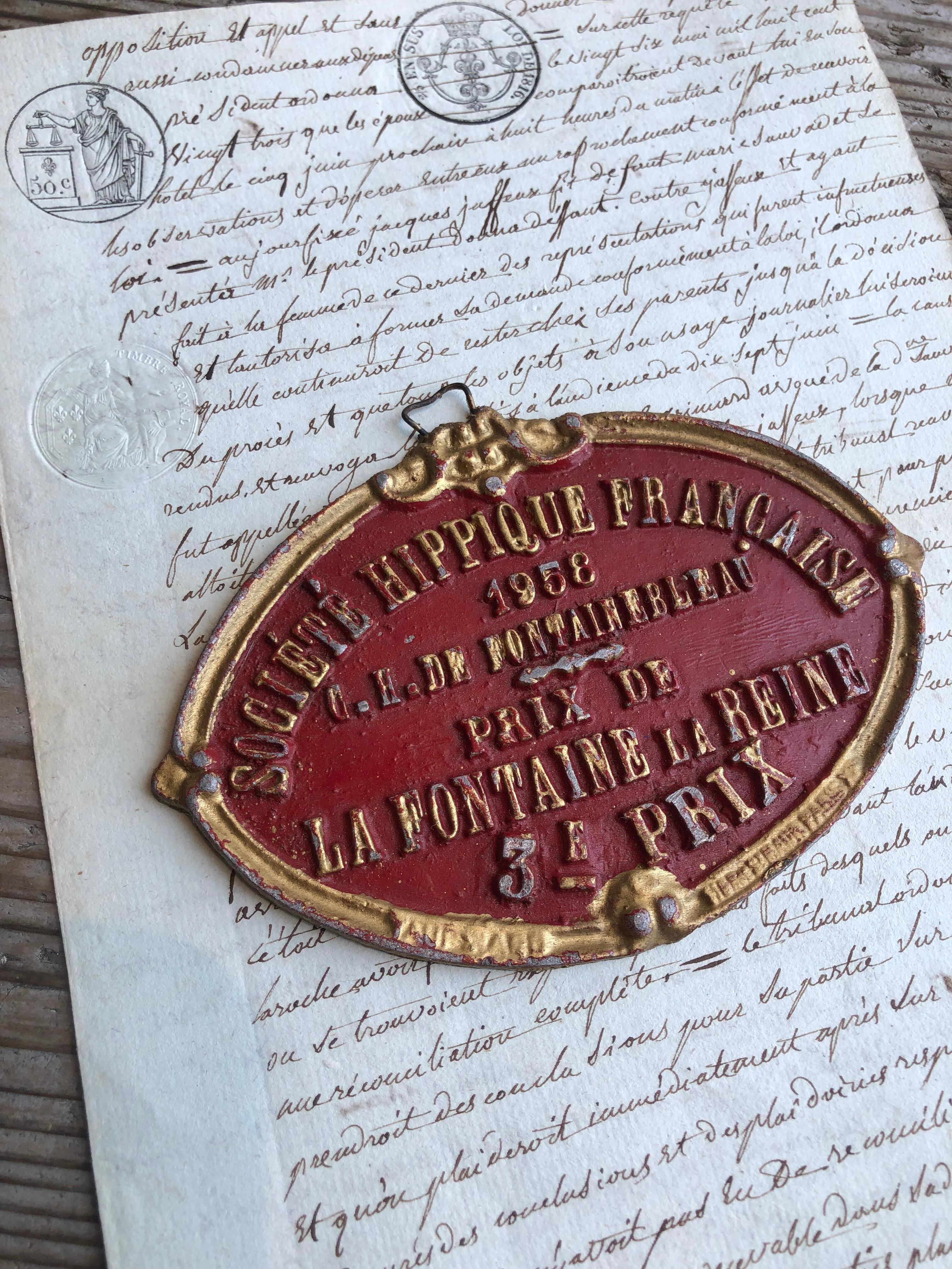 1958 SOCIÉTÉ HIPPIQUE FRANCAISE アイアンプレート 赤×金 | Brocante