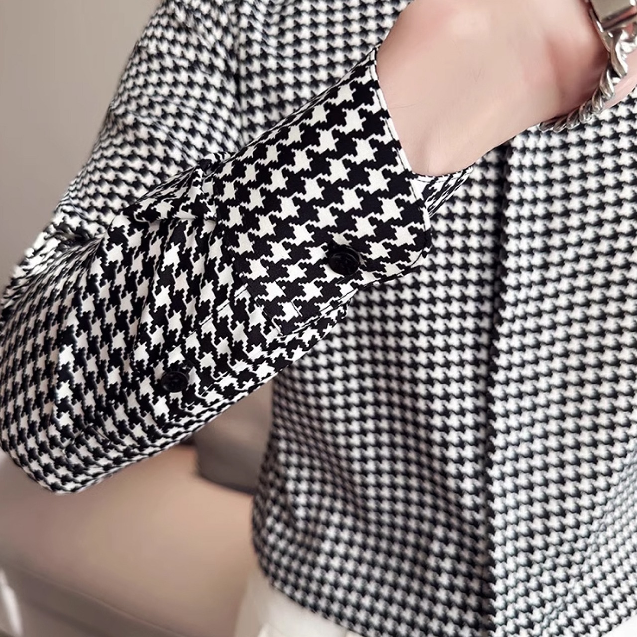 一味違った印象をプラスしてくれる千鳥格子柄の新作シャツ　SH035