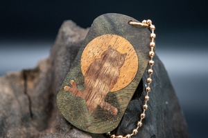 スタビライズウッド ターキッシュウォールナット ドッグタグ 象嵌 夜とミミズク