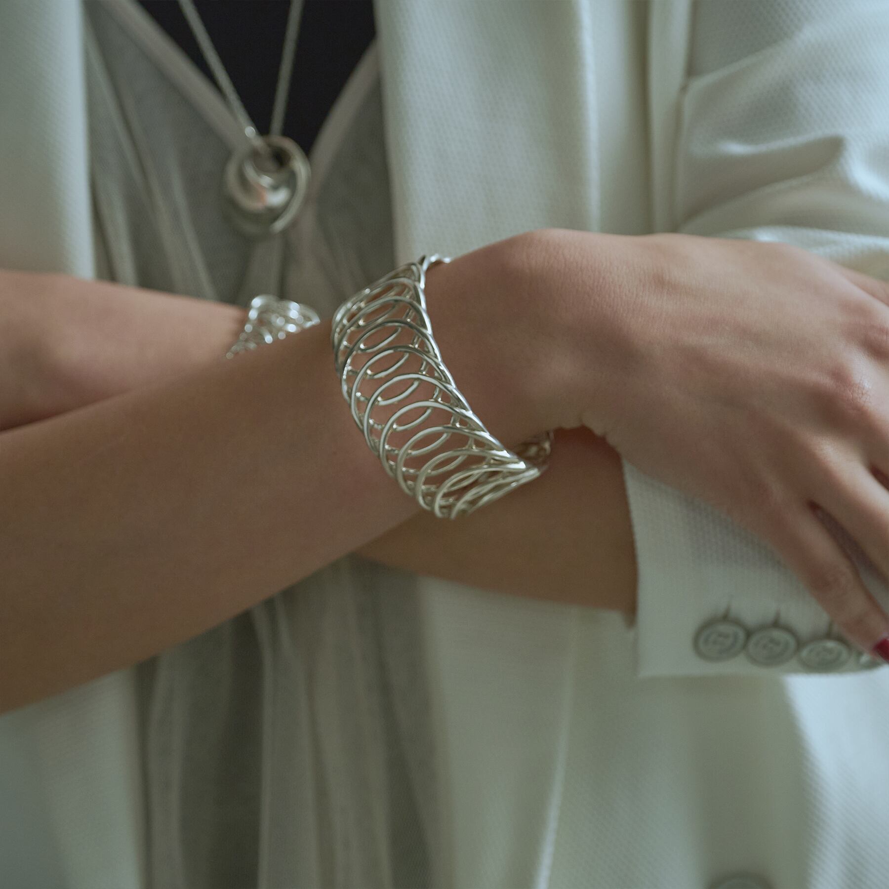 最終値下げ　ヒアーズ　バングル　UROCO PATTERN BANGLE 最終値下げヒアーズバングルUROCO PATTERN BANGLE | ヤマダウェブコム