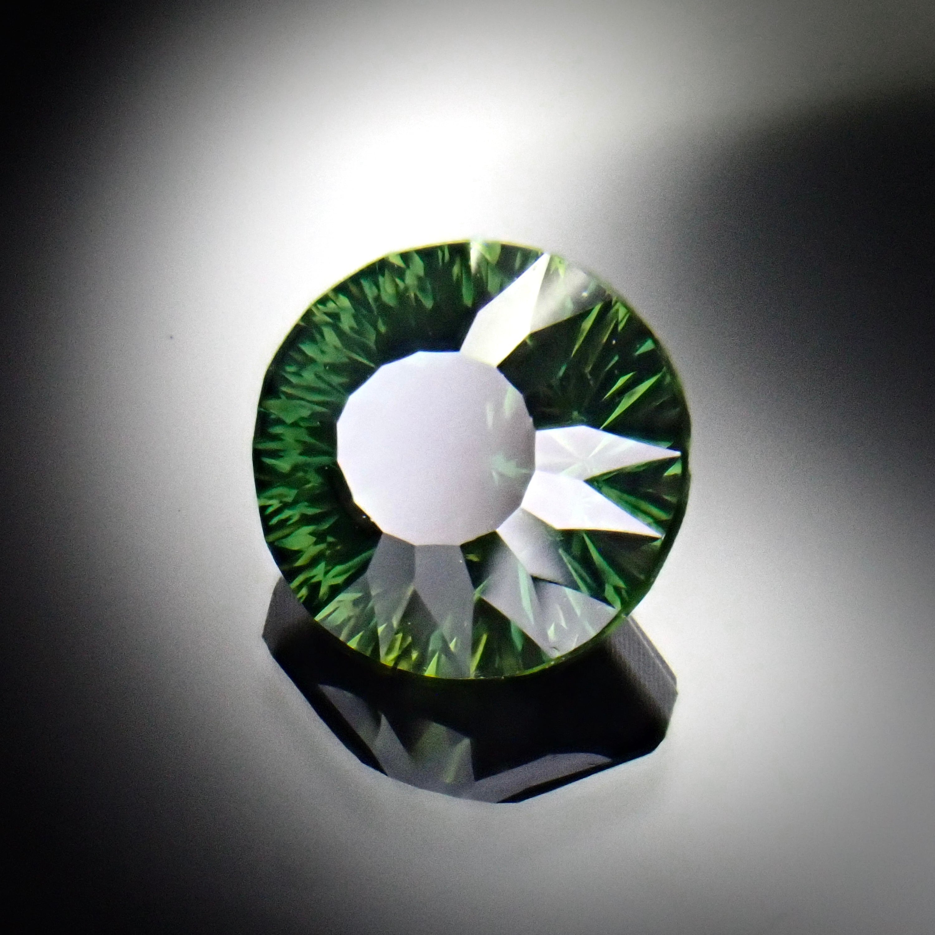 Radiant Kiriko Cut 雪華紋】神秘的に輝く雪華の魔法 0.8ct 天然