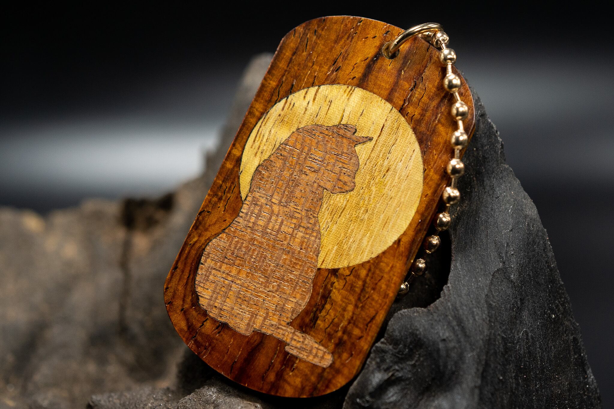 【 エスニックなローズウッド 】ココボロ 糸縮み杢ドッグタグ象嵌 横を向く上品な猫