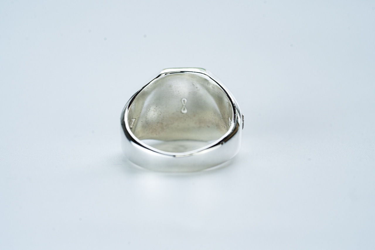 R-090 Square signet ring horsetail (SV hose)