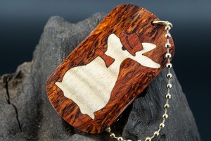 【東洋のローズウッド】 縞紫檀 変わり杢 ドッグタグ 象嵌 月と狼