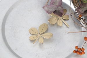 0202 アケビ五葉ブローチ