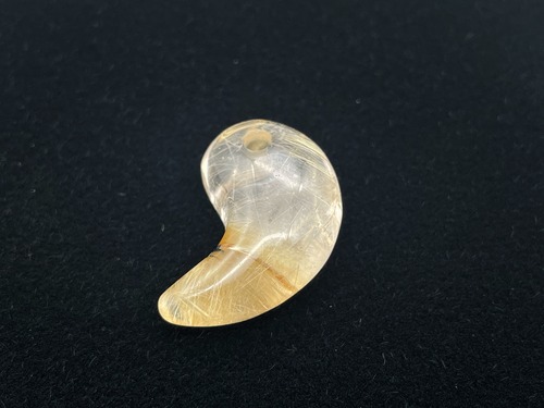 勾玉（ルチルクォーツ）