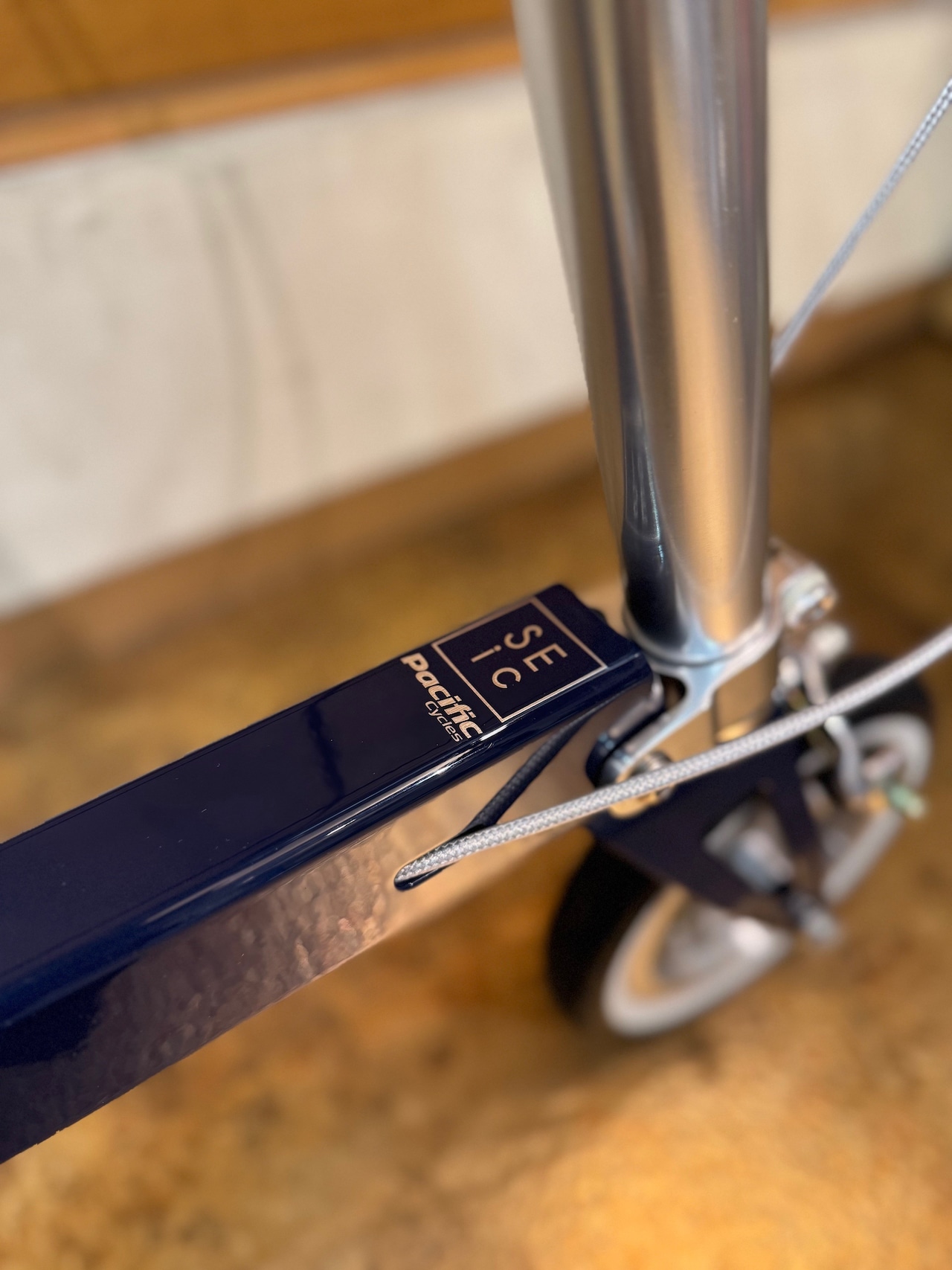 CarryMe x SEicコラボモデル　CLASSIC　カンノーリクリーム/ネイビーブルー