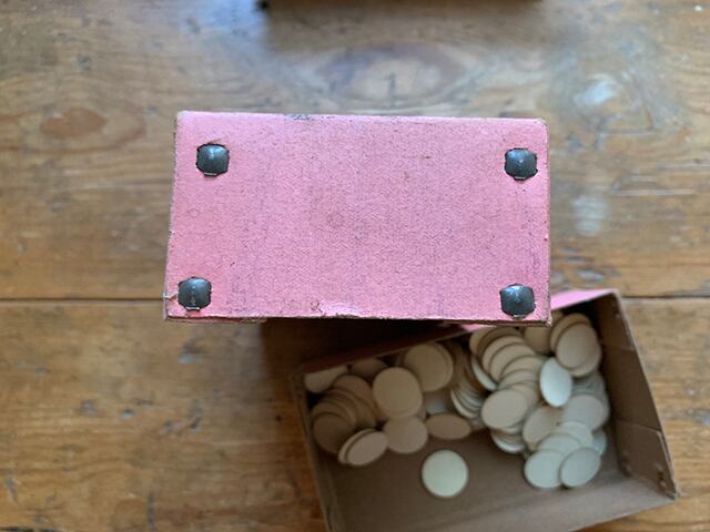 フランス語文字が入った可愛い紙の箱(赤)