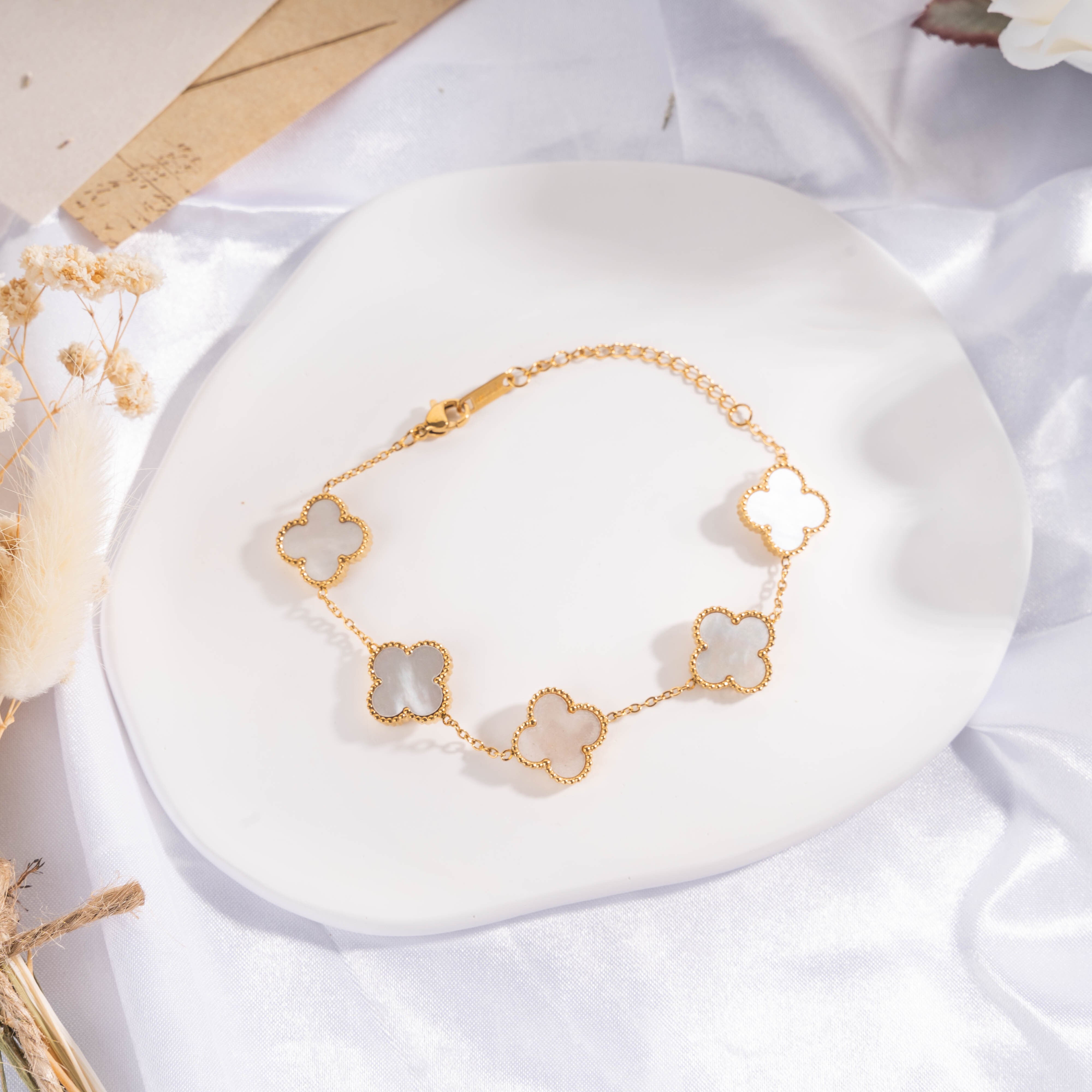 クローバー型ブレスレット　5連　ホワイト　ゴールド クローバー型ブレスレット5連ホワイトゴールド