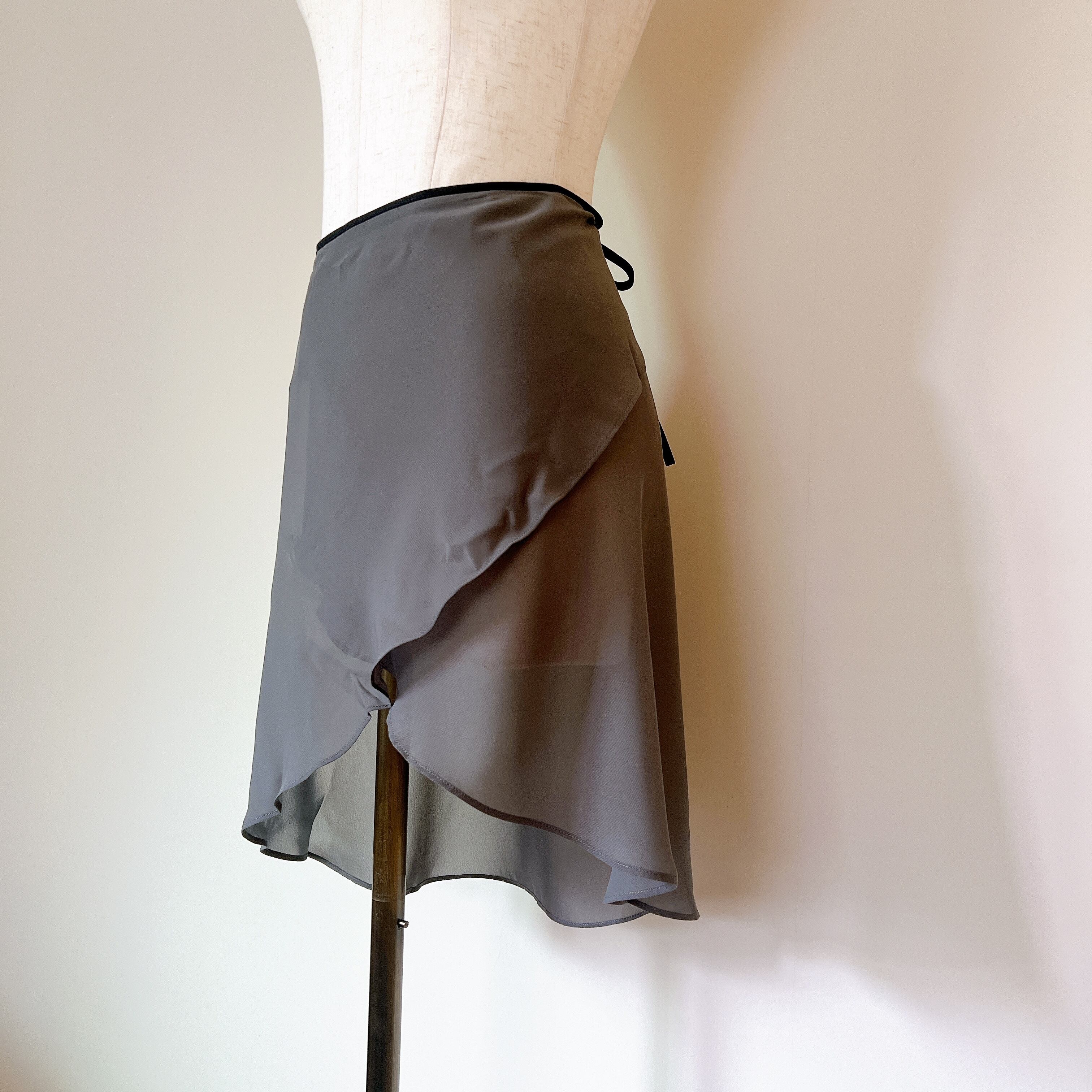 Qran タイトシルエット シルキーシフォン ラップスカート