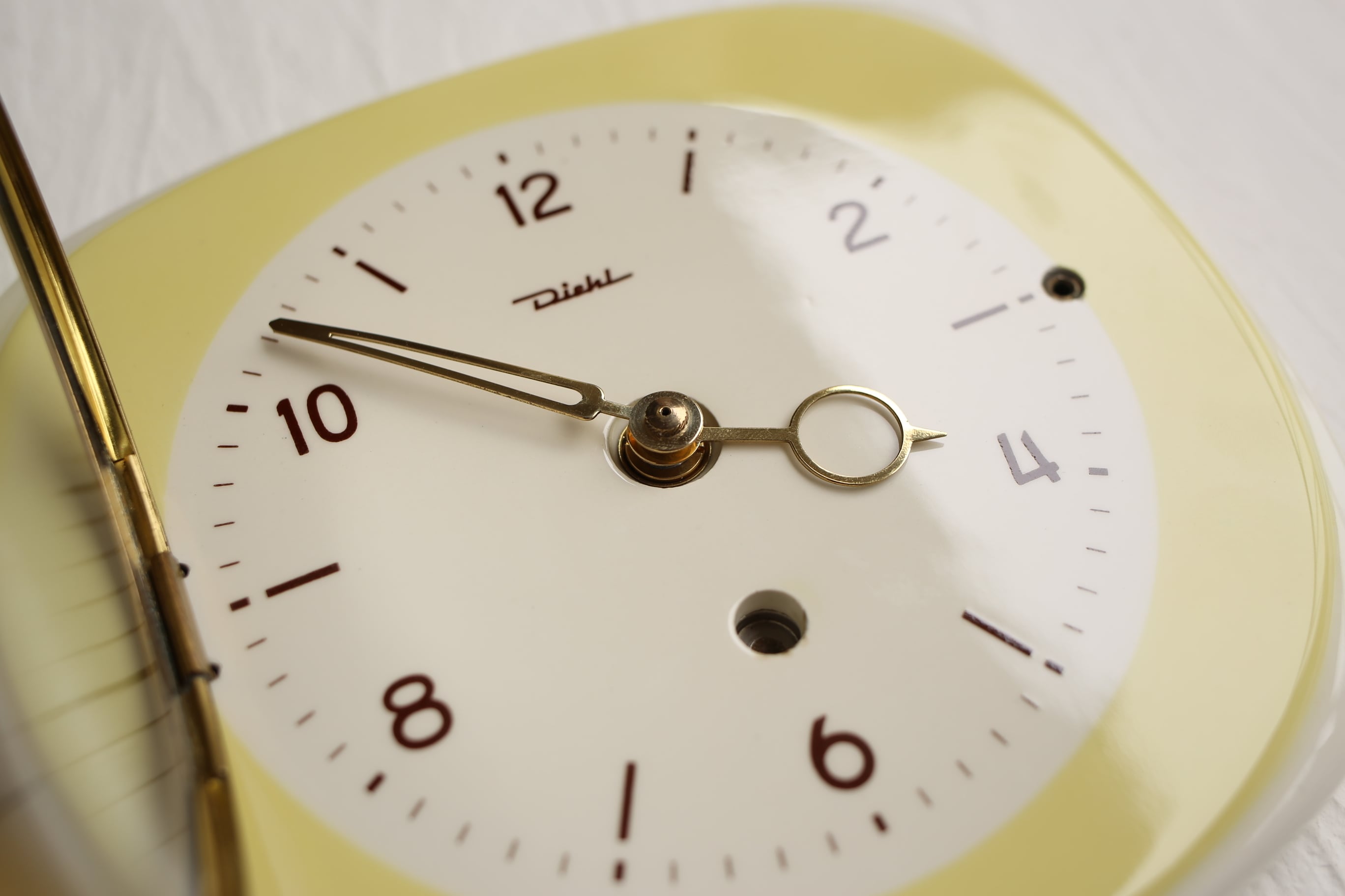 ドイツ アンティーク ヴィンテージ Diehl 陶器 壁掛け時計 黄色 (電池