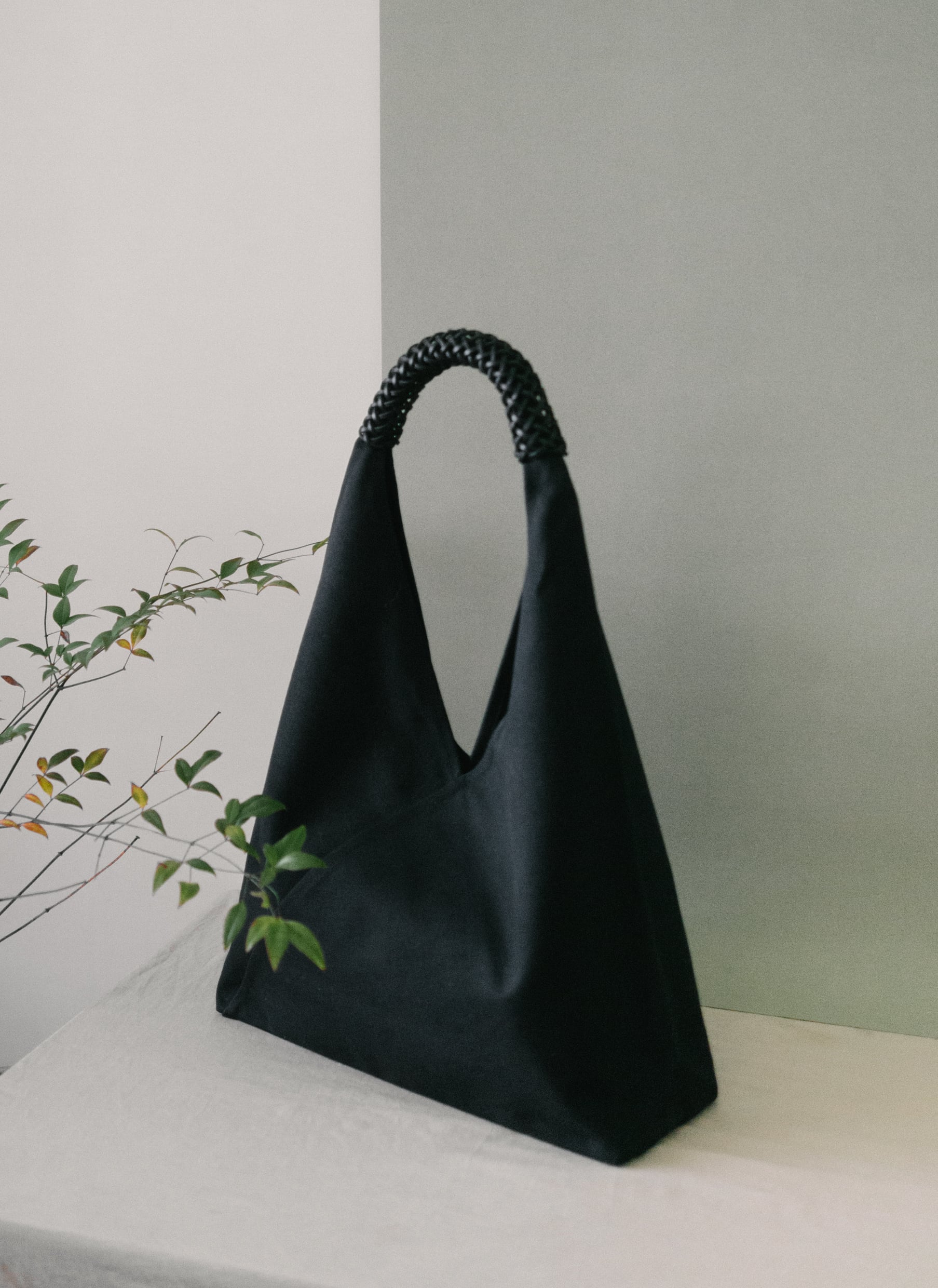 予約】KAMAROAN Woven Triangle Bag 58 Allblack | physis (ピュシス)