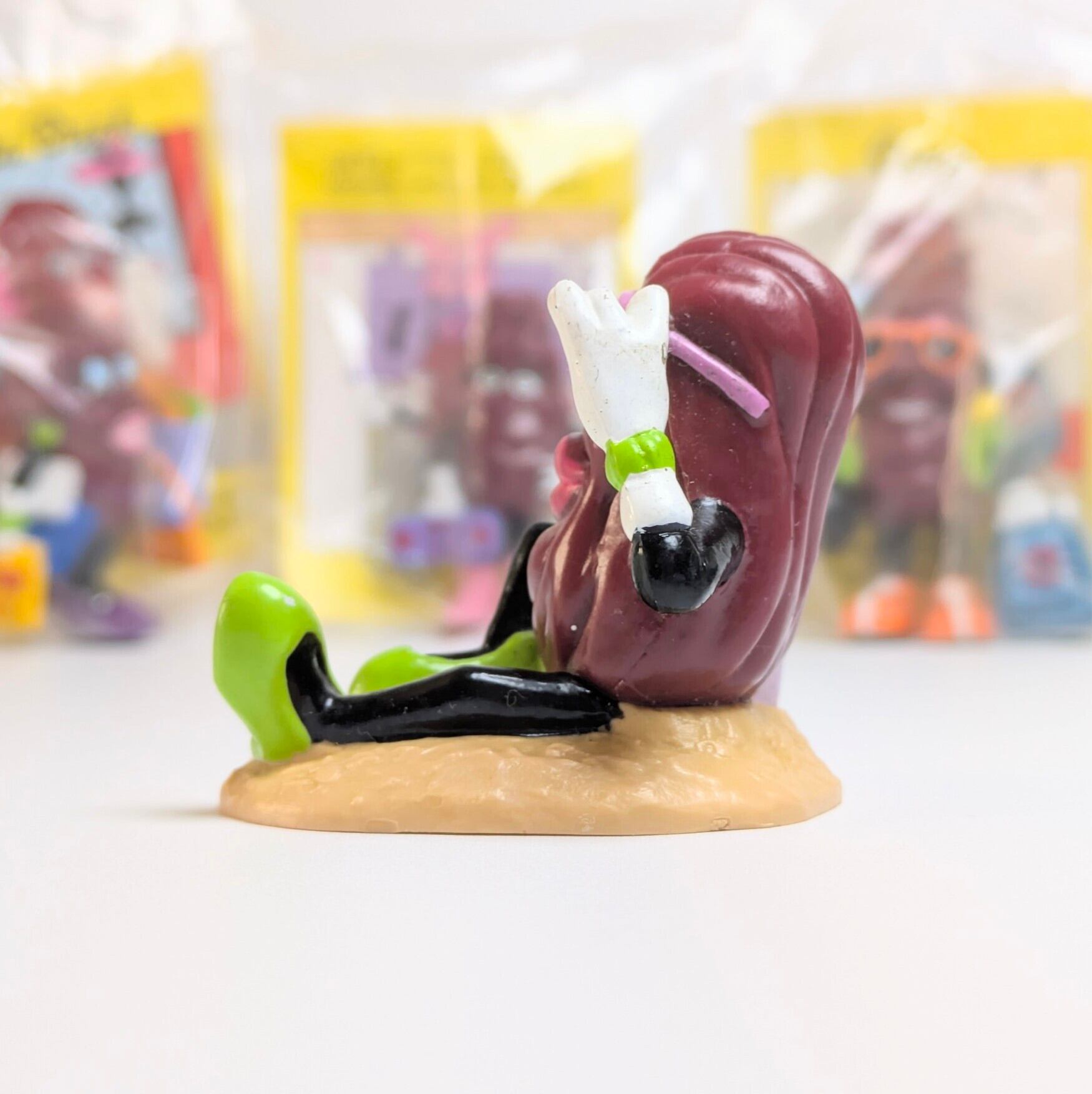 ☆ VINTAGE 1988 ☆ 【 California Raisins（カリフォルニアレーズン）】『 BEACH / ビーチ 日光浴 』 PVC フィギュア ビンテージトイ 〚アメリカン雑貨 アメトイ〛