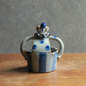 陽気な笑顔で立っている、ピエロの楊枝入れ