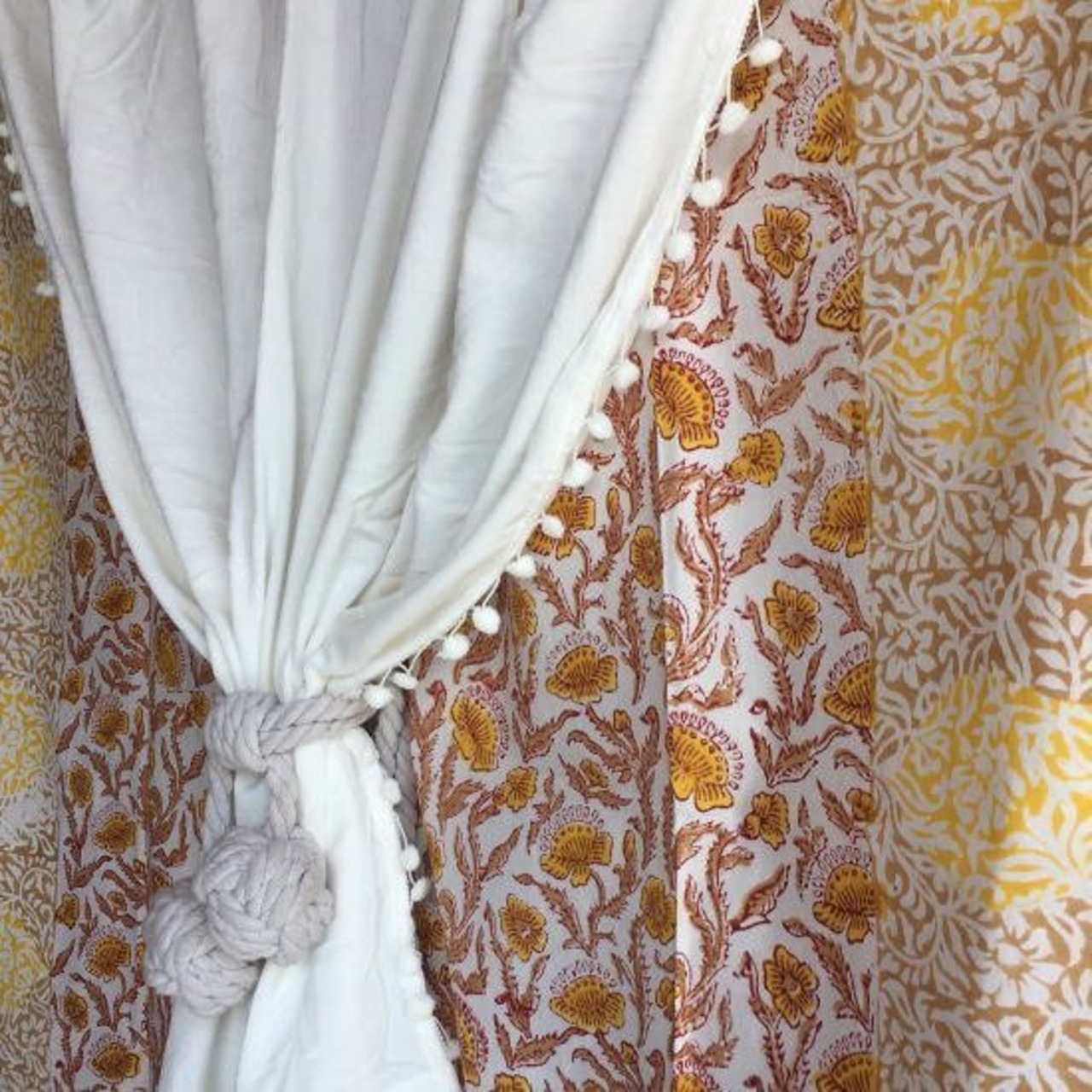 TOPANGA Homefurnishing　 コットンベルベットポンポンカーテン　W105xH100cm