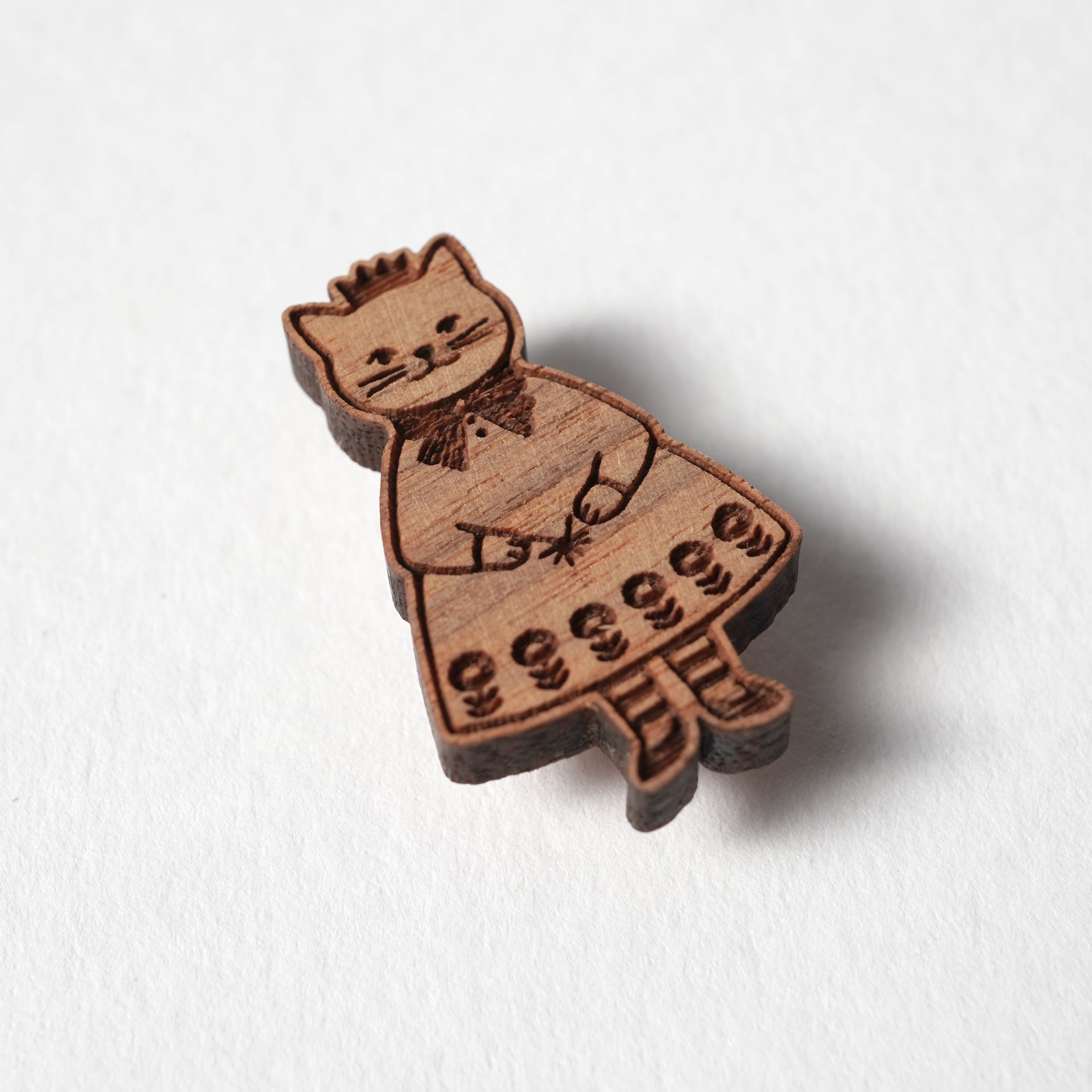 princess cat（プリンセスキャット）｜王冠をつけたネコの木のブローチ