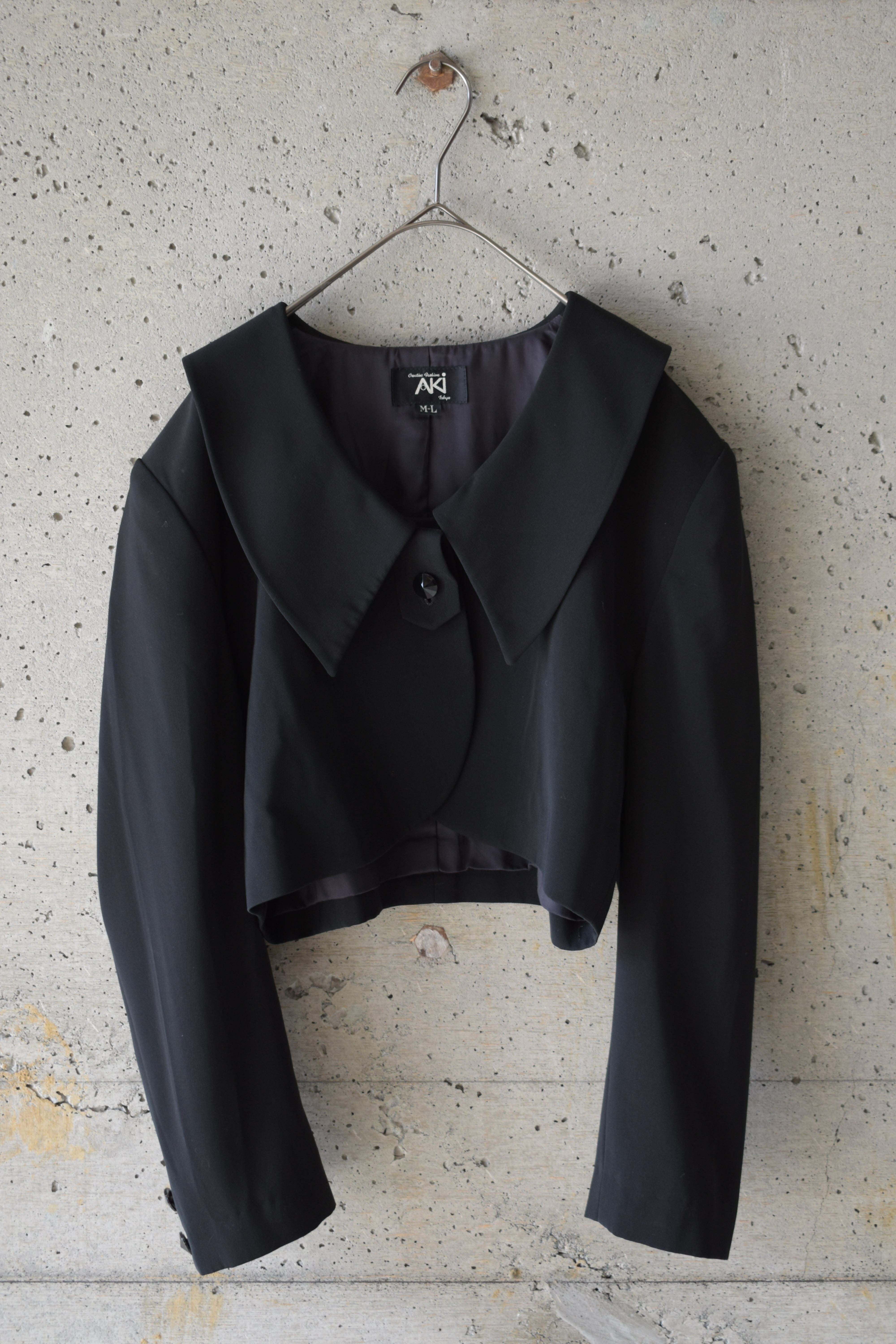 Short jacket with large collar