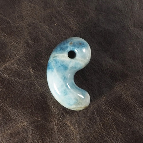 糸魚川翡翠 コン沢 青翡翠 勾玉 13.4g  Itoigawa Blue Jadeite magatama