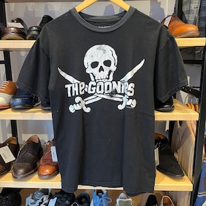 WARNER BROS "THE GOONIES" SKULL LOGO T-SHIRT BLACK M