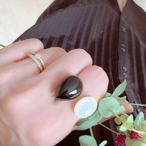 【ブラックとホワイトが美しいコントラスト】オニキスブラック ×ホワイトシェルのフォークリング