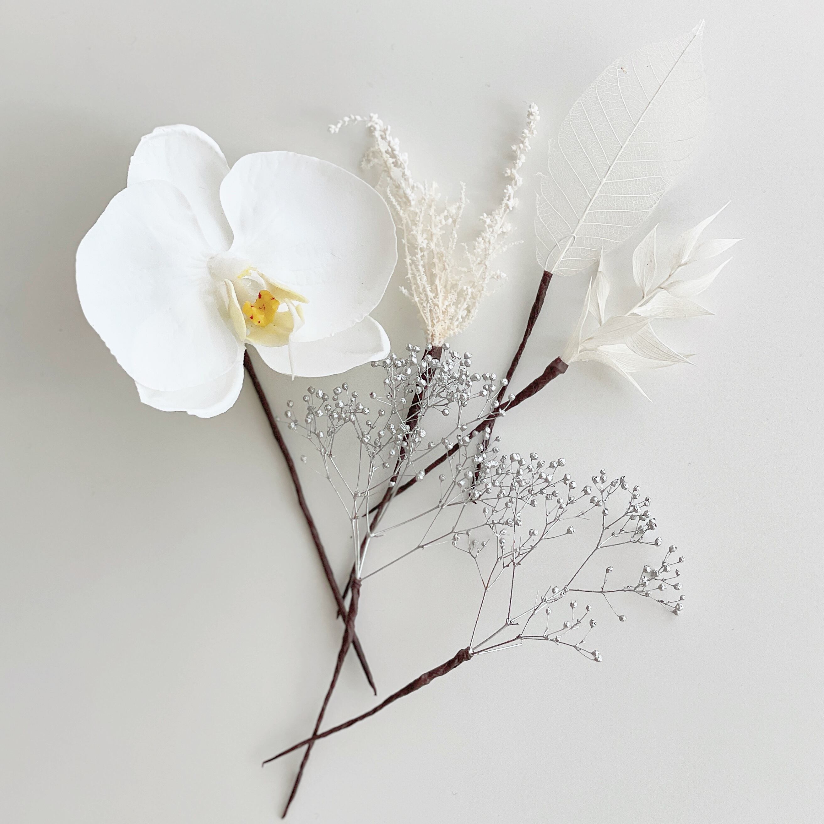 凛とした胡蝶蘭のホワイトシルバーの髪飾り✲ /ウェディング 卒業式