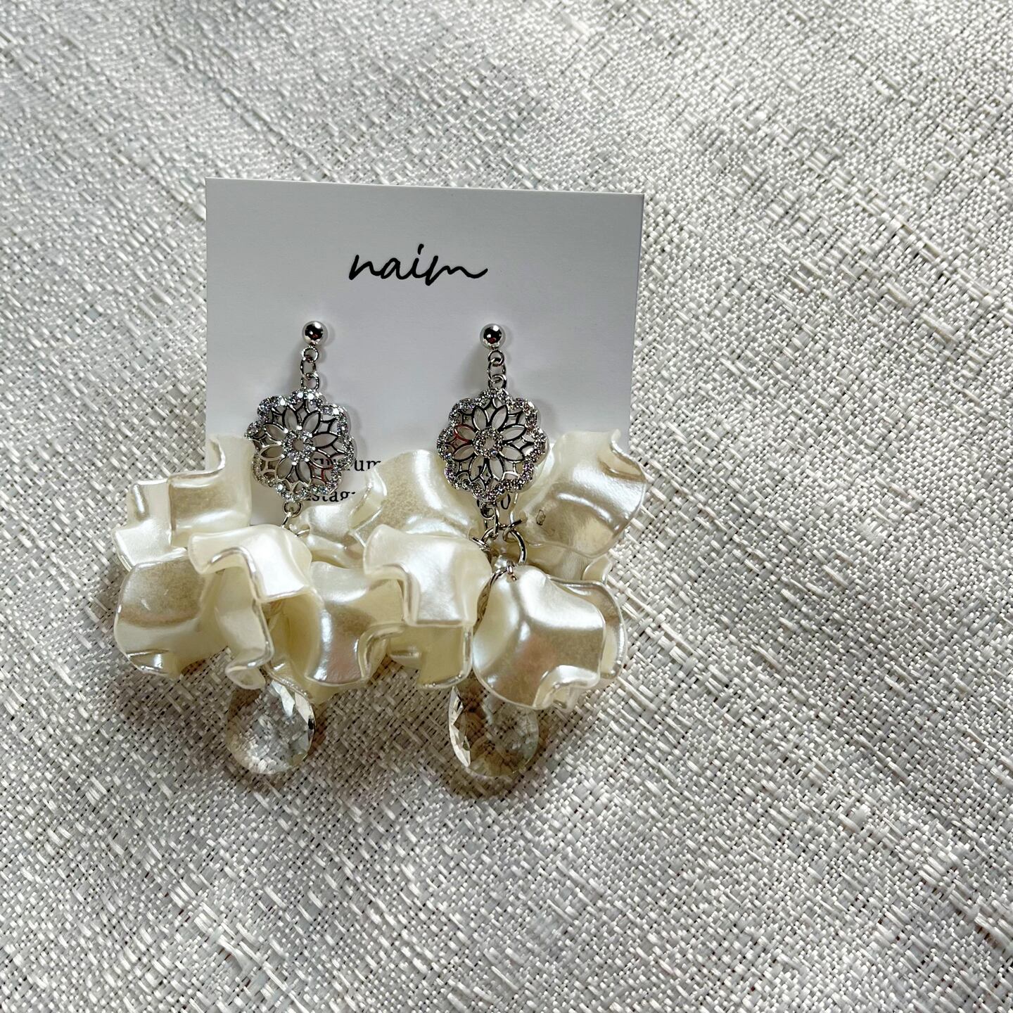 ヴィンテージ系ボタンの花びらチャームピアス／イヤリング 花びらチャームシルバーピアス | naim