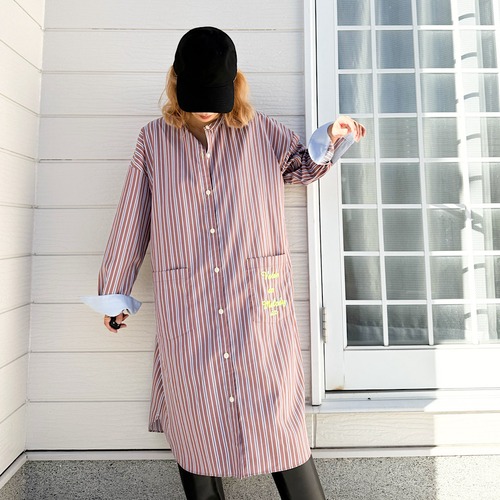 ポケット刺繍ロングシャツ