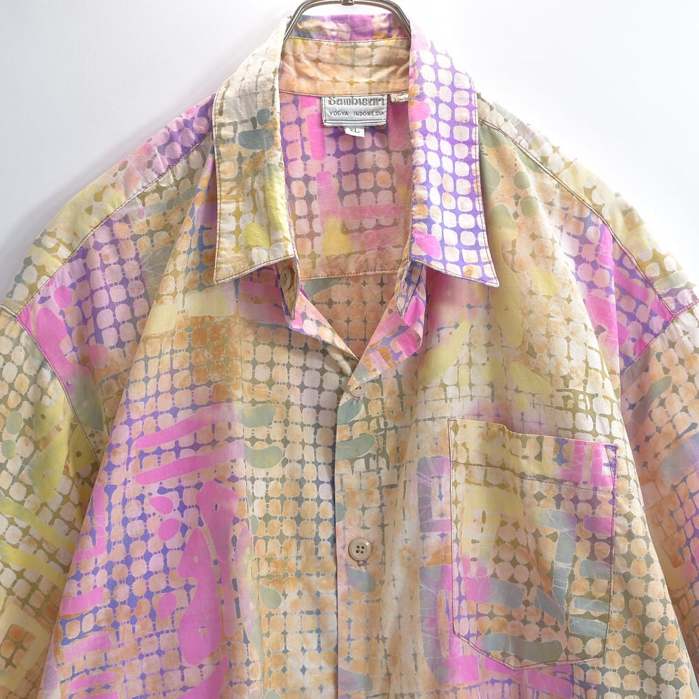 90s Sambisari サンビサリ バティック柄 ろうけつ染め 漢字モチーフ デザイン アート 総柄 半袖 シャツ マルチカラー ヴィンテージ ビンテージ 古着 メンズXLサイズ