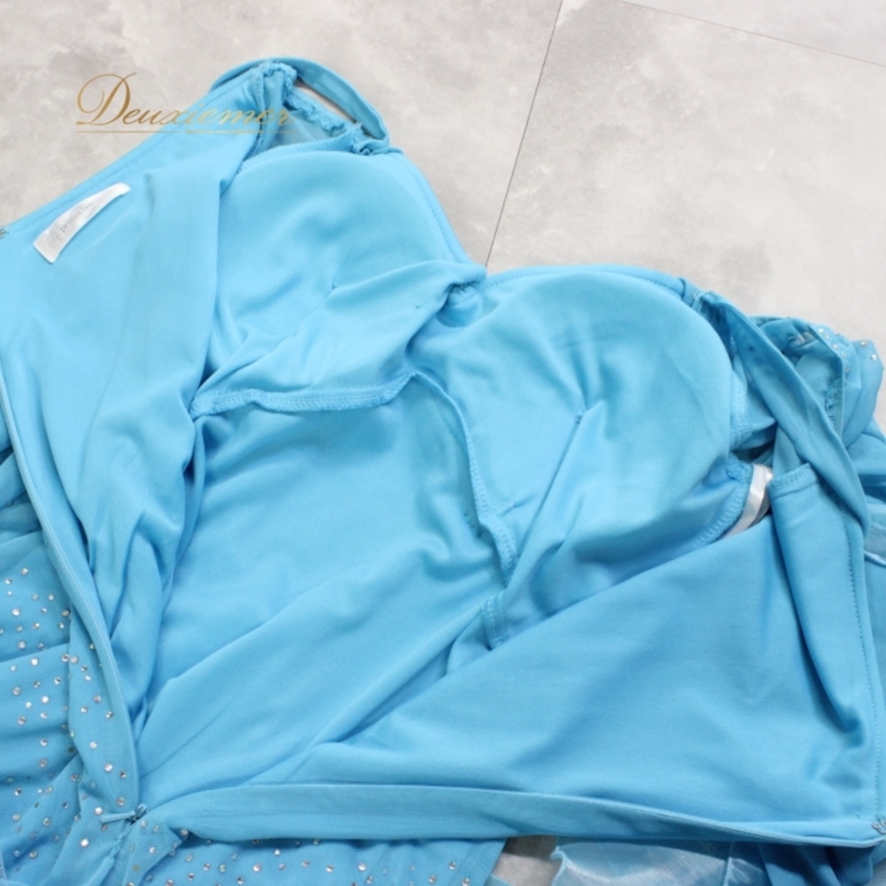 社交ダンス 衣装 スタンダード ドレス ワンピース パーティドレス 水色 prima boutique プリマブティック フロート ブルー系 長袖 ライトブルー シルエット 二重スカート ボリューム 動き 見せる ホースヘア ラインストーン 揺れる フロート ふんわり