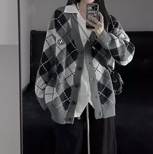 ニットカーディガン レディース トップス ニット カーディガン 羽織 前開き 長袖 襟なし オーバーサイズ かわいい カジュアル おしゃれ かっこいい メンズライク マニッシュ ボーイッシュ クール 存在感 カレッジ風 学生風 プレッピー 春 秋 学生 学校 通学 お出かけ イベント 女子会 休日 ショッピング コンサート ライブ 重ね着 韓国 オルチャン プチプラ 普段使い 着回し インスタ映え S M L XL 2XL 小さいサイズ 大きいサイズ グレー ベーシックカラー