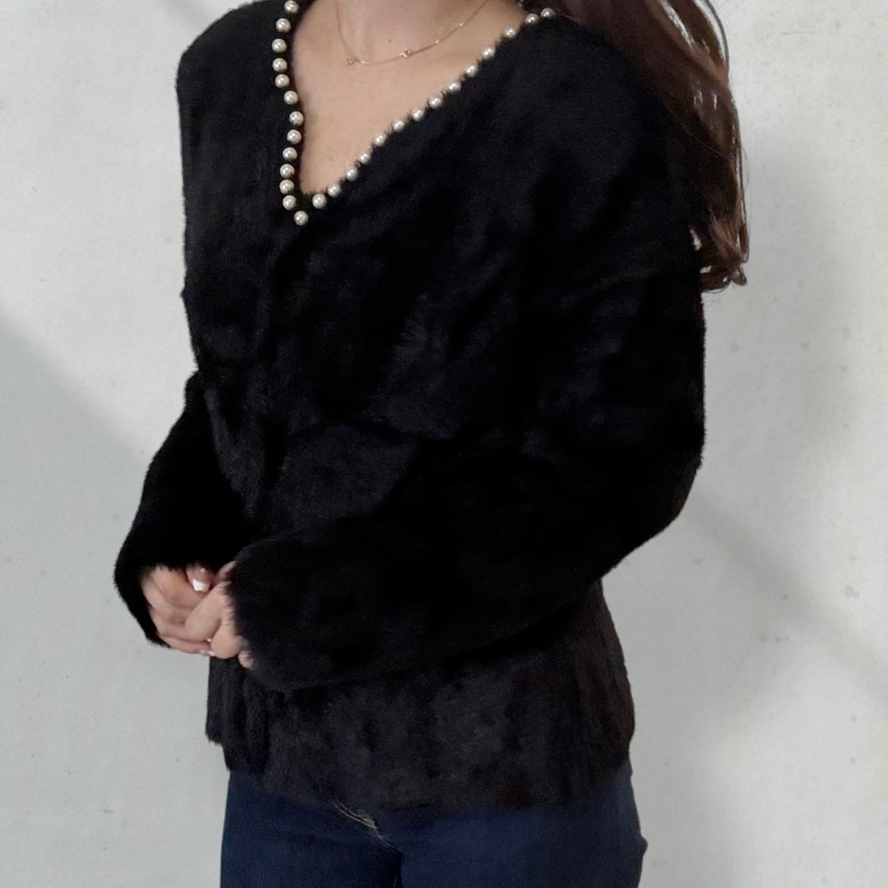 【即納】Vネックパールトップス