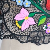 フォークダンス 衣装 ベスト ブラック系 花 刺繍 カラフル ハンガリー製 レース 華やか 黒 緑 赤 黄 青 かわいい ダンス衣装 イベント 練習 レッスン おしゃれ チロリアン グリーン系 レッド系 イエロー系 ブルー系 ピンク系 オレンジ系
