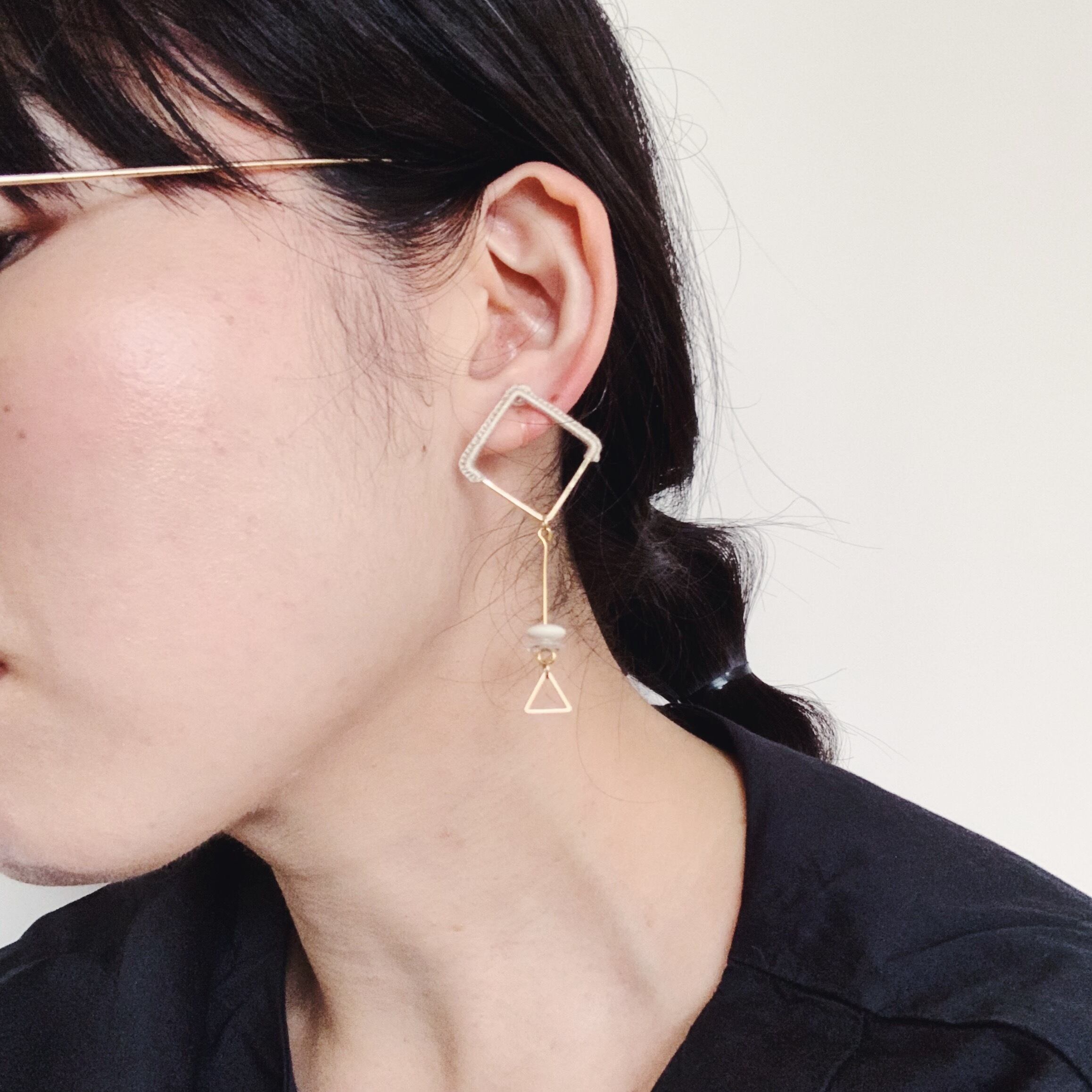 mobile耳飾り　シカクアイボリー（ノンホールタイプ）