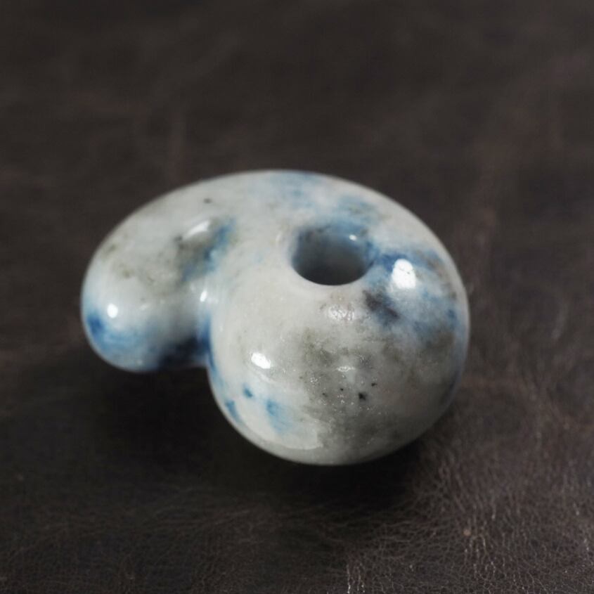 糸魚川翡翠 コン沢 青翡翠 ゆる勾玉 17.9g Itoigawa Blue Jadeite